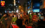[ẢNH] Vỡ òa cảm xúc khoảnh khắc những khu cách ly tại Hà Nội được gỡ bỏ rào chắn