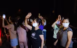 [ẢNH] Vỡ òa cảm xúc khoảnh khắc những khu cách ly tại Hà Nội được gỡ bỏ rào chắn