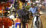 [Ảnh] Sắc màu ma quỷ ngập tràn phố phường Hà Nội