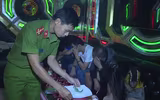 Cận cảnh công an bắt hàng chục đối tượng phê ma túy trong quán karaoke