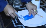 Cận cảnh công an bắt hàng chục đối tượng phê ma túy trong quán karaoke