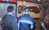Cận cảnh công an bắt hàng chục đối tượng phê ma túy trong quán karaoke