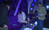 Cận cảnh công an bắt hàng chục đối tượng phê ma túy trong quán karaoke