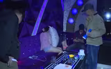 Cận cảnh công an bắt hàng chục đối tượng phê ma túy trong quán karaoke
