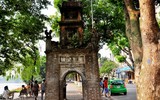 Xót xa hình ảnh nhiều di tích lịch sử ở Hà Nội bị khắc chữ, vẽ bậy lem nhem