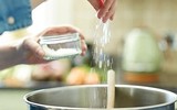 Thói quen nấu nướng gây ung thư 90% bà nội trợ Việt đều 