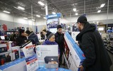 Không khí nô nức xếp hàng mua đồ trong ngày Black Friday trên thế giới