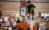 Không khí nô nức xếp hàng mua đồ trong ngày Black Friday trên thế giới