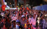 [Ảnh] Cổ động viên Việt vỡ òa trước chiến thắng của Việt Nam ở Bacolad