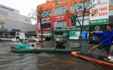 [ẢNH] Bi hài cảnh tượng: Đua thuyền, giăng lưới bắt cá ngay giữa thành phố Đà Nẵng