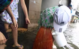 [ẢNH] Bi hài cảnh tượng: Đua thuyền, giăng lưới bắt cá ngay giữa thành phố Đà Nẵng