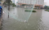 [ẢNH] Bi hài cảnh tượng: Đua thuyền, giăng lưới bắt cá ngay giữa thành phố Đà Nẵng
