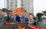 [ẢNH] Bi hài cảnh tượng: Đua thuyền, giăng lưới bắt cá ngay giữa thành phố Đà Nẵng
