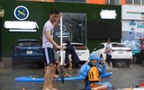 [ẢNH] Bi hài cảnh tượng: Đua thuyền, giăng lưới bắt cá ngay giữa thành phố Đà Nẵng