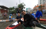[ẢNH] Bi hài cảnh tượng: Đua thuyền, giăng lưới bắt cá ngay giữa thành phố Đà Nẵng