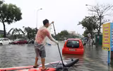 [ẢNH] Bi hài cảnh tượng: Đua thuyền, giăng lưới bắt cá ngay giữa thành phố Đà Nẵng