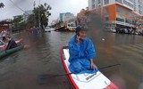 [ẢNH] Bi hài cảnh tượng: Đua thuyền, giăng lưới bắt cá ngay giữa thành phố Đà Nẵng