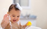 Khéo léo học tắm đúng cách cho trẻ sơ sinh trong mùa đông