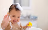 Khéo léo học tắm đúng cách cho trẻ sơ sinh trong mùa đông