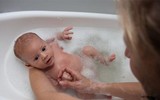 Khéo léo học tắm đúng cách cho trẻ sơ sinh trong mùa đông