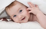 Khéo léo học tắm đúng cách cho trẻ sơ sinh trong mùa đông
