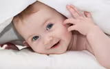 Khéo léo học tắm đúng cách cho trẻ sơ sinh trong mùa đông