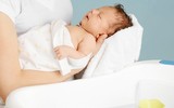 Khéo léo học tắm đúng cách cho trẻ sơ sinh trong mùa đông