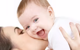 Khéo léo học tắm đúng cách cho trẻ sơ sinh trong mùa đông