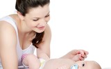 Khéo léo học tắm đúng cách cho trẻ sơ sinh trong mùa đông