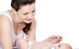 Khéo léo học tắm đúng cách cho trẻ sơ sinh trong mùa đông