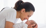 Khéo léo học tắm đúng cách cho trẻ sơ sinh trong mùa đông