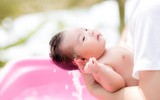 Khéo léo học tắm đúng cách cho trẻ sơ sinh trong mùa đông