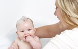 Khéo léo học tắm đúng cách cho trẻ sơ sinh trong mùa đông