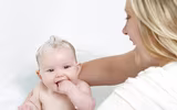 Khéo léo học tắm đúng cách cho trẻ sơ sinh trong mùa đông