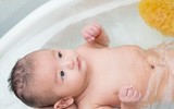 Khéo léo học tắm đúng cách cho trẻ sơ sinh trong mùa đông