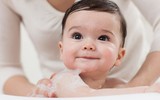 Khéo léo học tắm đúng cách cho trẻ sơ sinh trong mùa đông
