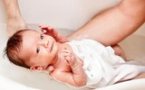 Khéo léo học tắm đúng cách cho trẻ sơ sinh trong mùa đông