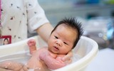 Khéo léo học tắm đúng cách cho trẻ sơ sinh trong mùa đông