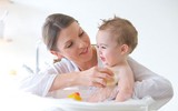 Khéo léo học tắm đúng cách cho trẻ sơ sinh trong mùa đông