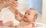 Khéo léo học tắm đúng cách cho trẻ sơ sinh trong mùa đông