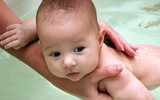 Khéo léo học tắm đúng cách cho trẻ sơ sinh trong mùa đông
