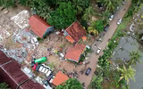 [Ảnh] Người dân Indonesia nén đau thương tìm thi thể nạn nhân thiệt mạng vì sóng thần