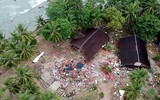 [Ảnh] Người dân Indonesia nén đau thương tìm thi thể nạn nhân thiệt mạng vì sóng thần