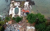 [Ảnh] Người dân Indonesia nén đau thương tìm thi thể nạn nhân thiệt mạng vì sóng thần