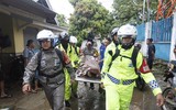 [Ảnh] Người dân Indonesia nén đau thương tìm thi thể nạn nhân thiệt mạng vì sóng thần