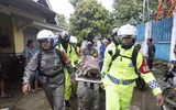 [Ảnh] Người dân Indonesia nén đau thương tìm thi thể nạn nhân thiệt mạng vì sóng thần