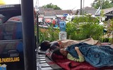 [Ảnh] Người dân Indonesia nén đau thương tìm thi thể nạn nhân thiệt mạng vì sóng thần