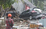 [Ảnh] Người dân Indonesia nén đau thương tìm thi thể nạn nhân thiệt mạng vì sóng thần