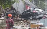 [Ảnh] Người dân Indonesia nén đau thương tìm thi thể nạn nhân thiệt mạng vì sóng thần