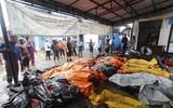 [Ảnh] Người dân Indonesia nén đau thương tìm thi thể nạn nhân thiệt mạng vì sóng thần